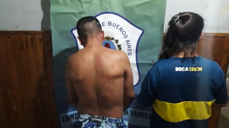 Pareja aprehendida por dañar un móvil policial